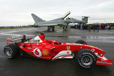 在这场较量中舒马赫驾驶著助他夺得第六次世界冠军得法拉利战车f2003
