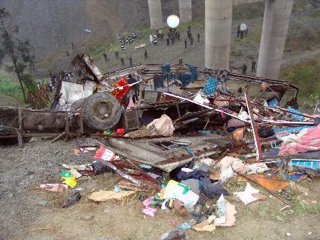 重庆黔江特大车祸:卧铺大客车坠桥27人死亡【图】_交通资讯_太平洋